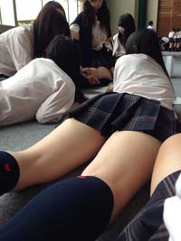 寝そべりJKを同級生が足元のエッチな角度から撮影しちゃいました。
