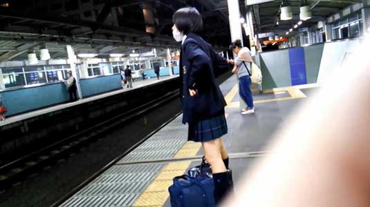 駅で物色されているJK。脚が細く制服のミニスカがよく似合う。