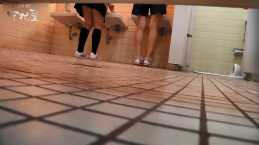 トイレの手洗い場にいる制服娘と体操着娘。