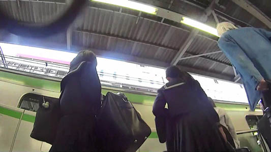 二人組のセーラー服JKが駅のホームでパンチラ見上げ盗撮のターゲットにされました。