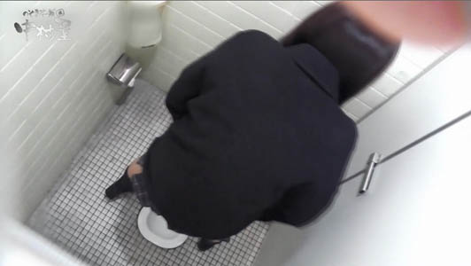 トイレの仕切りの上から制服ムスメを撮っています。