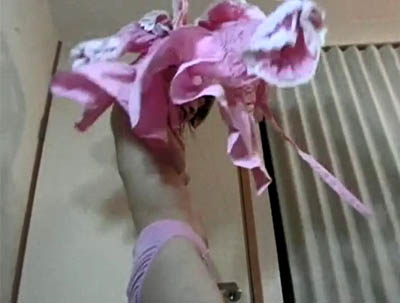 ピンクのパンツを穿いてピンクのコス衣装を着ようとしています