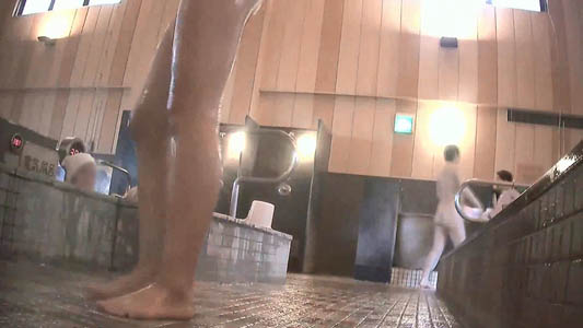 風呂場でカメラの前にキレイな脚がきました