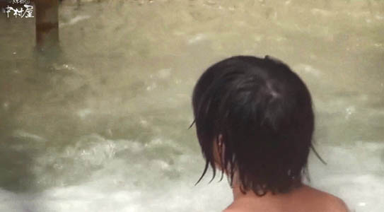 露天風呂に浸かるショートヘアの女子