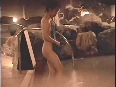夜の露天風呂、スタイルの良い女子が湯船に入ろうとしています