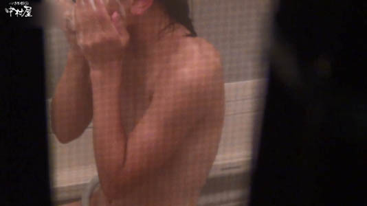 風呂場で女子が顔を洗っています