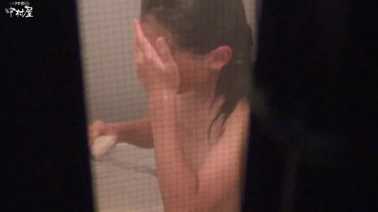 風呂場の窓の網戸越しに入浴している女子が見えます