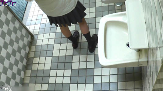 トイレ終わった制服女子をこっそり撮ってます