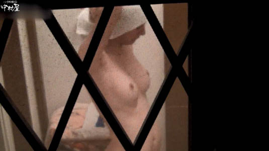 窓の格子と網戸の外から覗く風呂上がりの女子