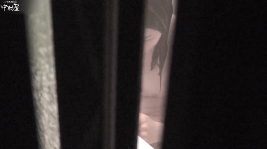 窓のスキマから見える入浴中の女子のハダカ