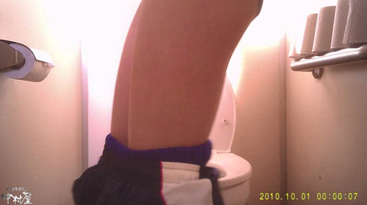 トイレの個室内、盗撮カメラの前にキレイな肌の脚