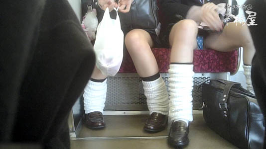 電車で座っているJKを正面から盗撮、脚を開いた瞬間に見えるパンツ