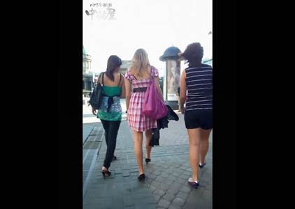 ピンクの服が可愛らしいレディを街中で追跡