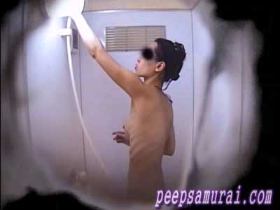 シャワーを横から盗撮するカメラの映像ではあばら骨が浮き出てます