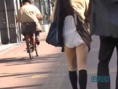 人通りの多い歩道でスカートをめくられ白パンツ丸出しにされているJK