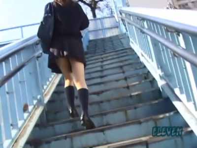 JKが歩道橋の階段を登っています