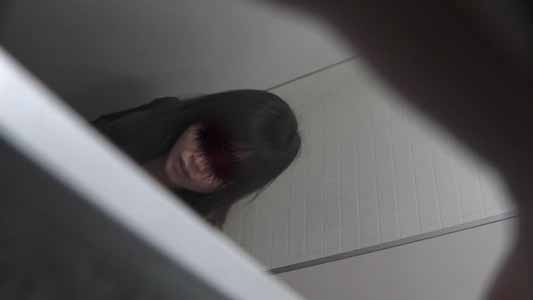 個室トイレで仕切りの上から隣に入っている女子の顔を撮ってます