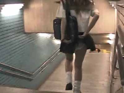 セーラー服JKが地下鉄の吹き上げてくる風でスカートがめくれてます