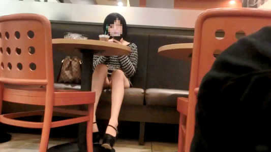 カフェでスマホに夢中のミニスカ女子