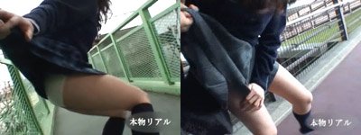 女子高生のスカートをめくる