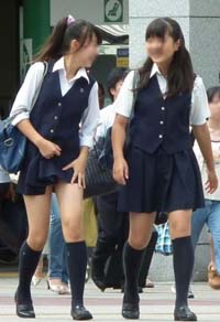 制服にハイソックス