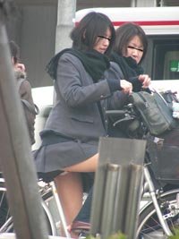 チャリJK脚の付け根まで見える