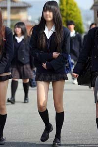 短いスカートの制服JK