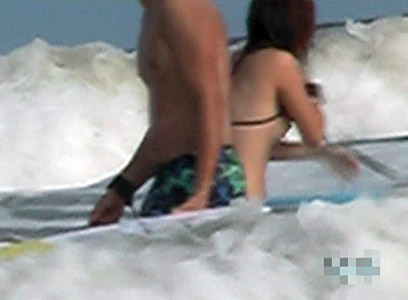 波にもまれオッパイぺろん