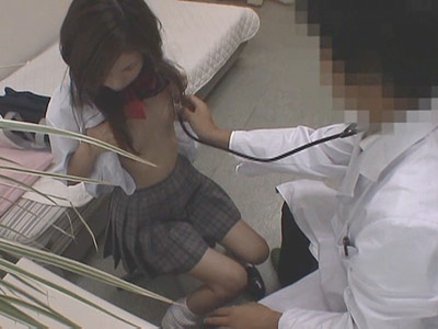 診察で小ぶりな胸を出すJK