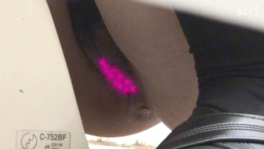 マンコから生理の血が流れ出る