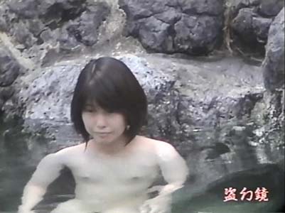 露天に浸かる小胸の女子。湯船の中で水圧に押されて小胸がさらに小さく見える。