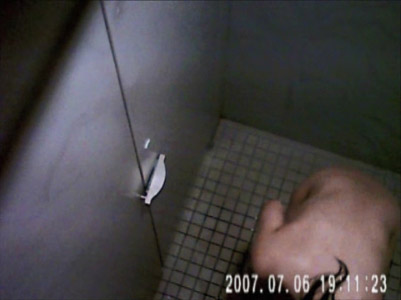 競泳水着を上からおろして和式便所でフンバル。