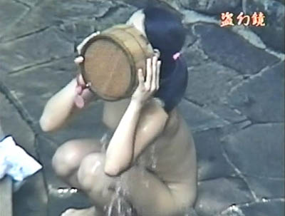 まだ若いのにちゃんと掛け湯をして露天に入浴するデキたムスメです。