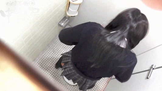 JKがオシッコ済ませて身を整えているところを上から撮影。