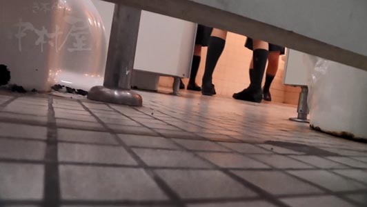 制服JKが3人トイレに入ってきました。
