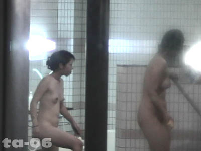 胸の大きさはほどほどが一番。ガラスが湯気で曇っていますがほどほど胸の女子はバッチリ見えています。