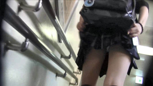 これだけ下から撮られればJKのパンツが見えない訳ありません。
