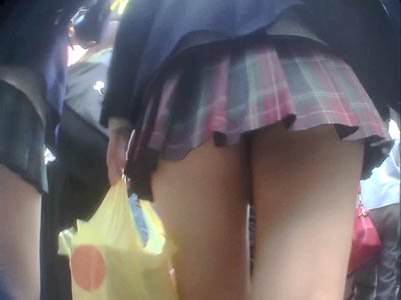 歩く短いスカートのJKを後ろで追尾。パンツがあと少しで見えそうだ。
