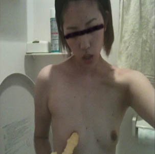 パンツ一丁の自撮り女子は小胸です。