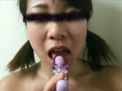ギャルっぽいメイクの女子が自慰道具を舐めてます。