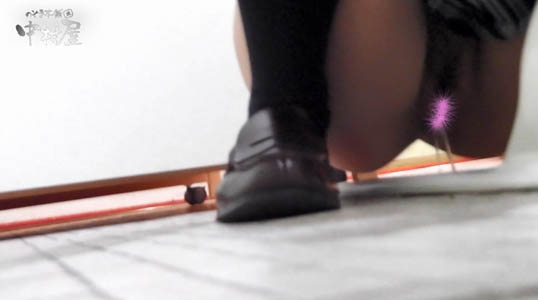 制服娘トイレシーン。アソコから出てくるオシッコを覗かせて頂きました。
