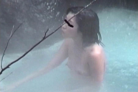 湯けむりに浮かぶ小胸ギャル