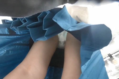 ロングスカートのギャルも白パンツ