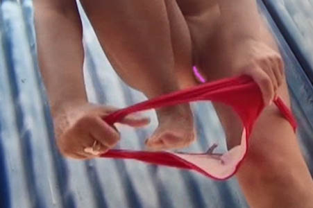 ビキニを穿く瞬間の縦スジ