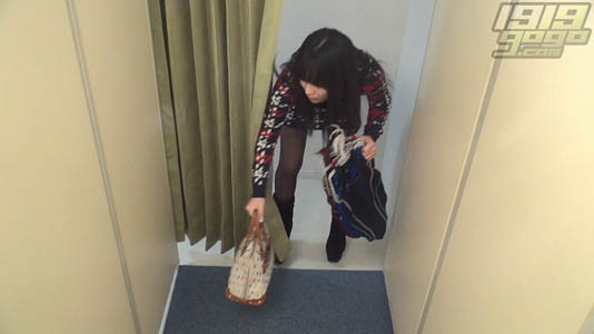 女子が試着室に入ってきました