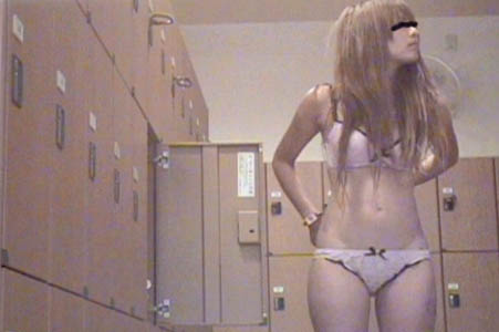 ギャルが服を脱ぎ下着だけ
