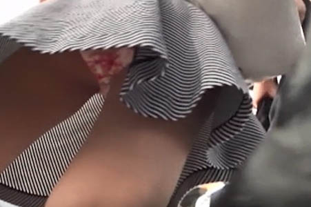 内モモもスッキリ綺麗な脚のパンチラ