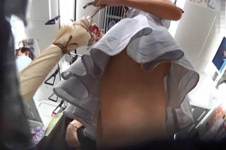 ヒラヒラミニスカギャルを見上げる脚がキレイ