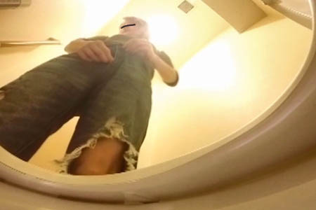 ズボンも穿いて顔が見えてます