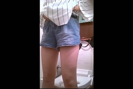 トイレの個室にショートパンツギャルが入って来ました